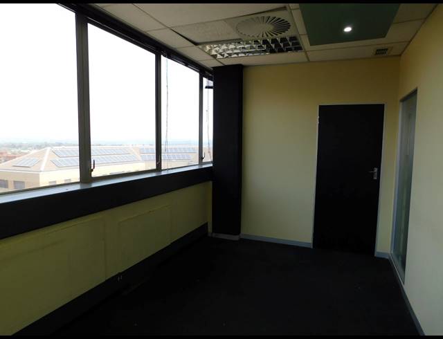 4,664M² OFFICE TO LET IN FERNDALE